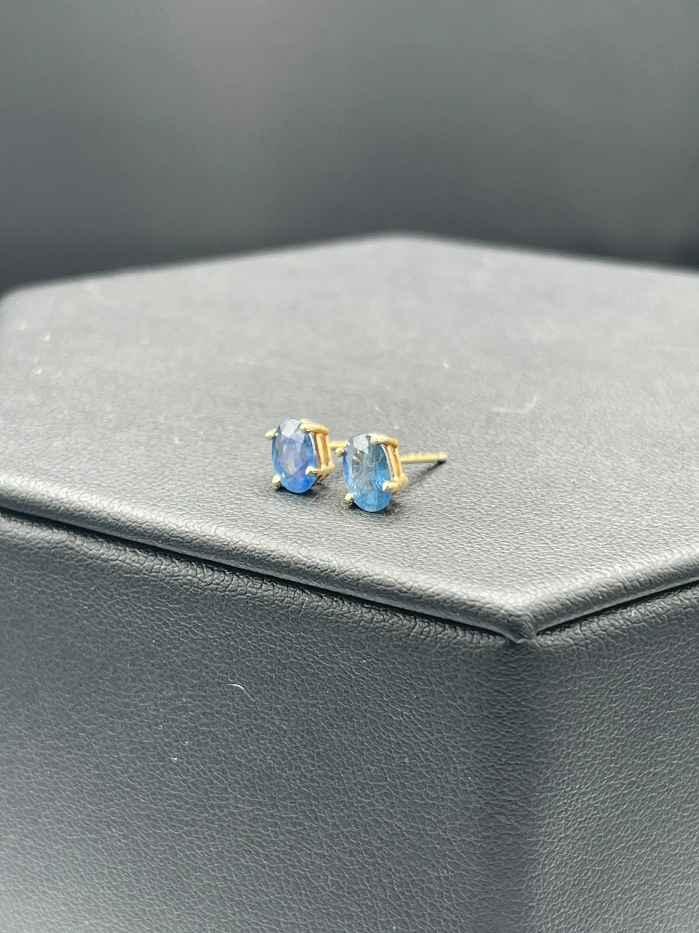 1.25 Carat Natural Blue Sapphire 14k Yellow Gold Stud Earrings