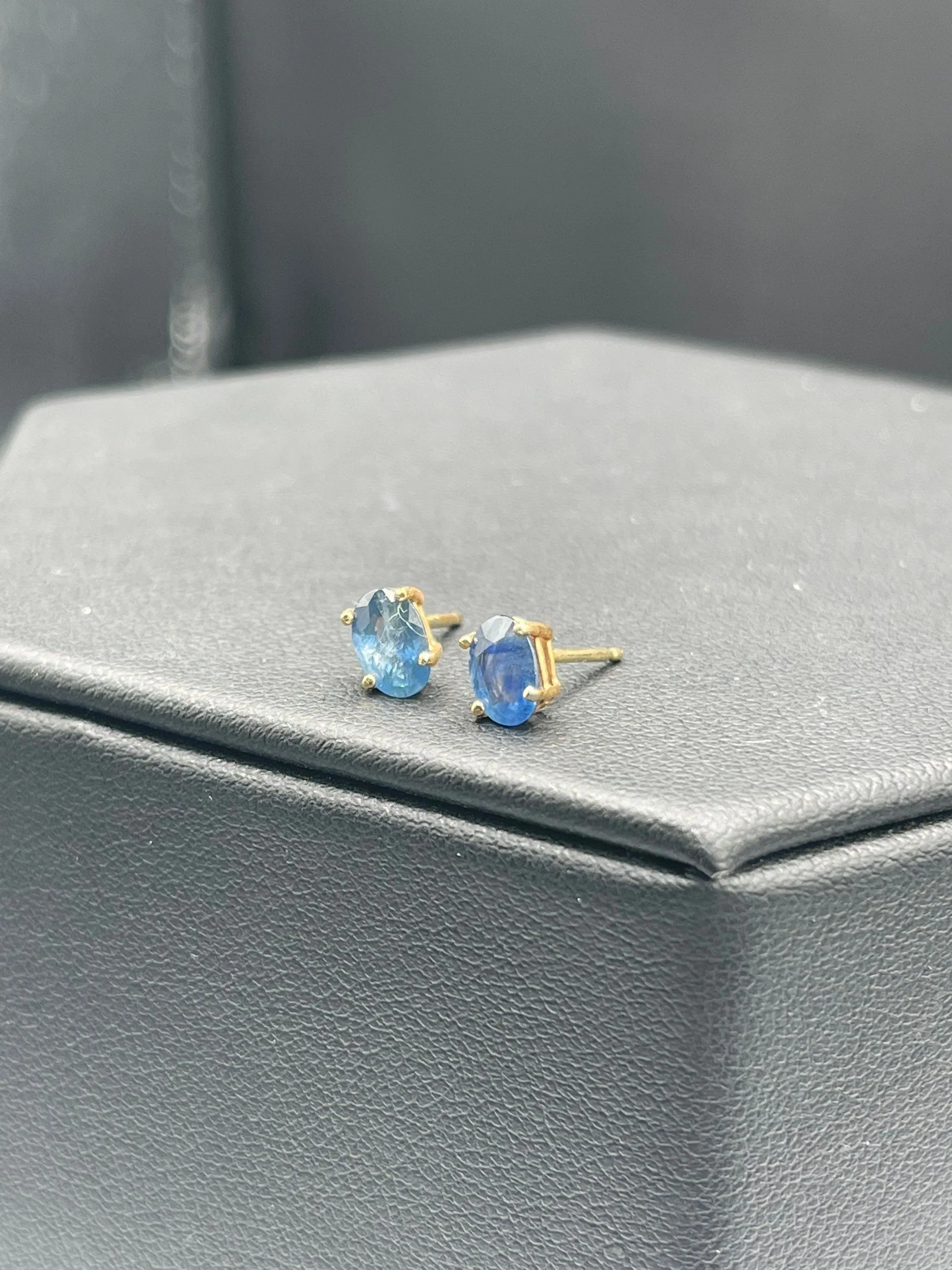 1.25 Carat Natural Blue Sapphire 14k Yellow Gold Stud Earrings