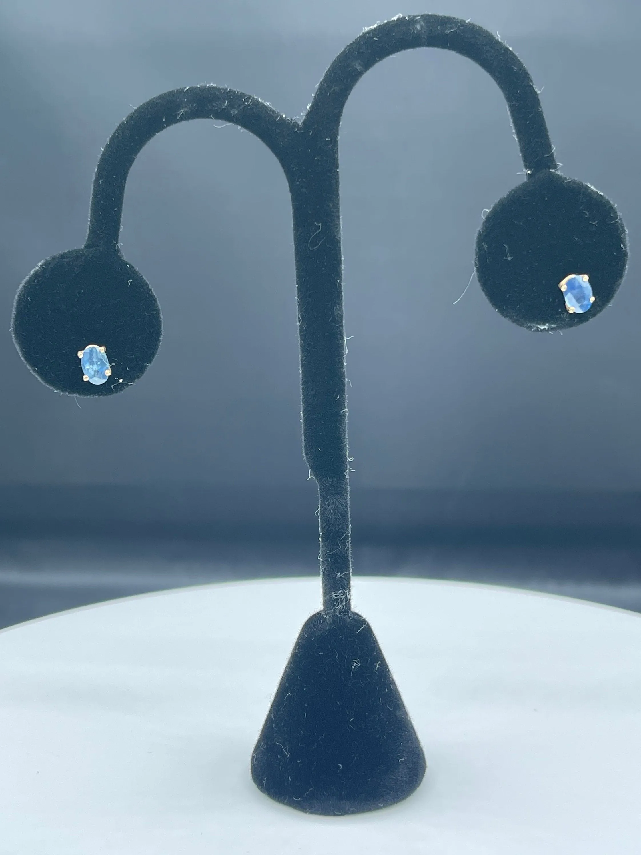 1.25 Carat Natural Blue Sapphire 14k Yellow Gold Stud Earrings