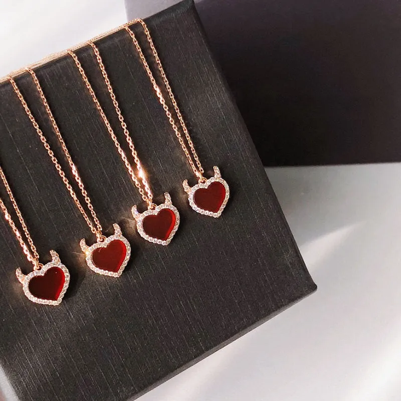 18K Gold Exquisite Heart-shaped Pendant Necklace Exclusively Handcrafted  Natural Diamond (H-F Color, VS1-VS2 Clarity)