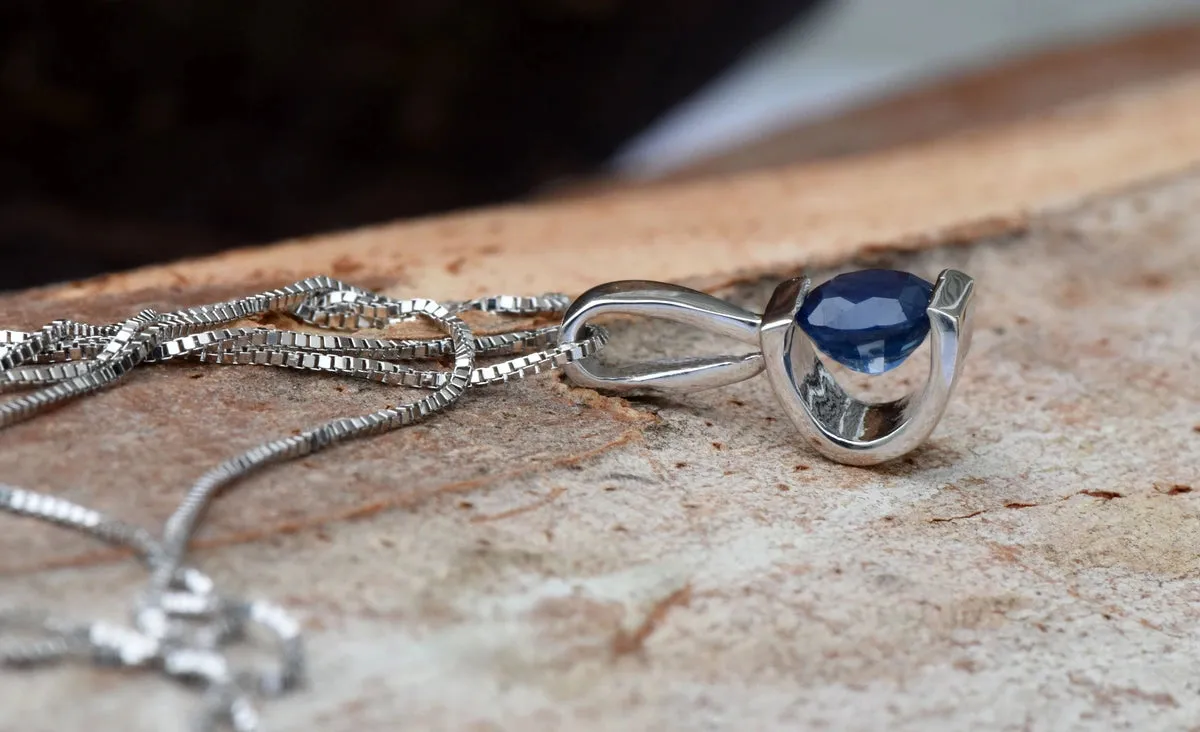 Blue Sapphire Pendant 0.50 Carat gold
