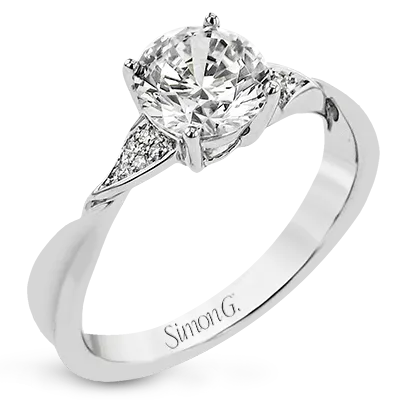 Engagement Ring in 18k Gold with Diamonds
