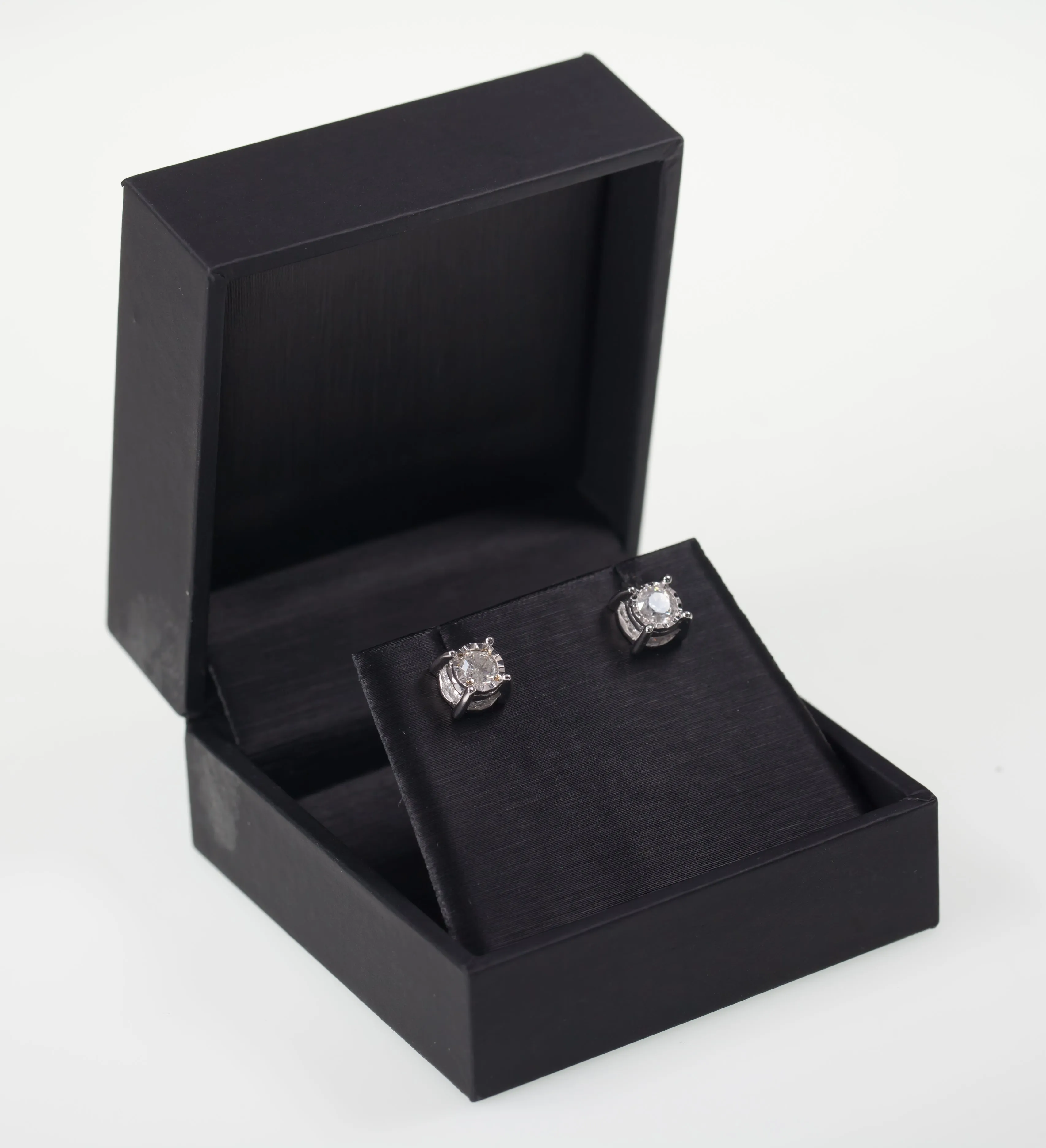 Gorgeous 10k White Gold Diamond Stud Earrings with Appx 0.76 Cts Diamond