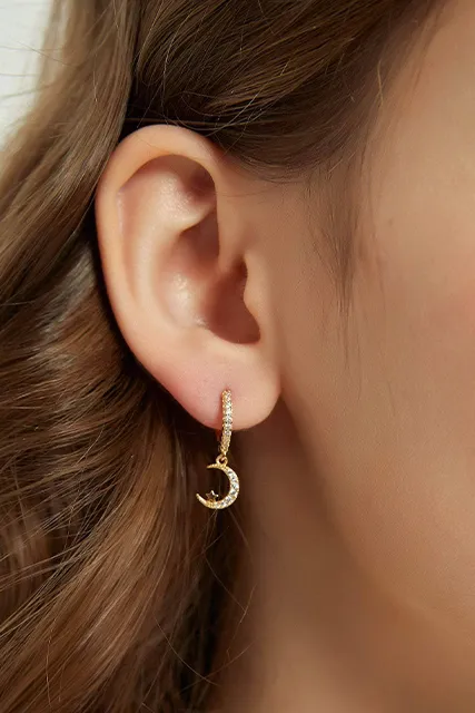 KHOLE GOLD-PLATED MISMATCHED HUGGIE HOOP EARRINGS