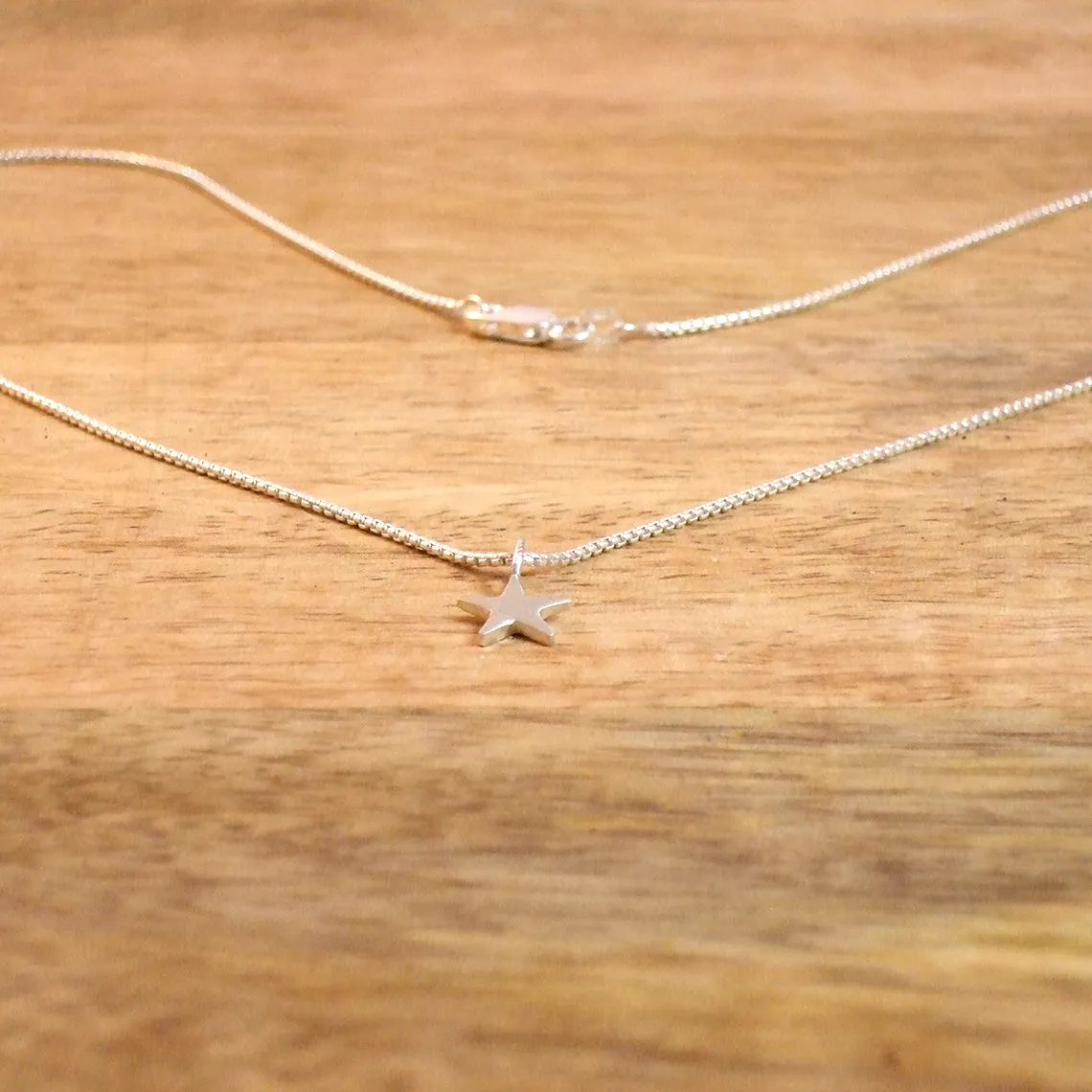 Pequeño Star Pendant with Chain