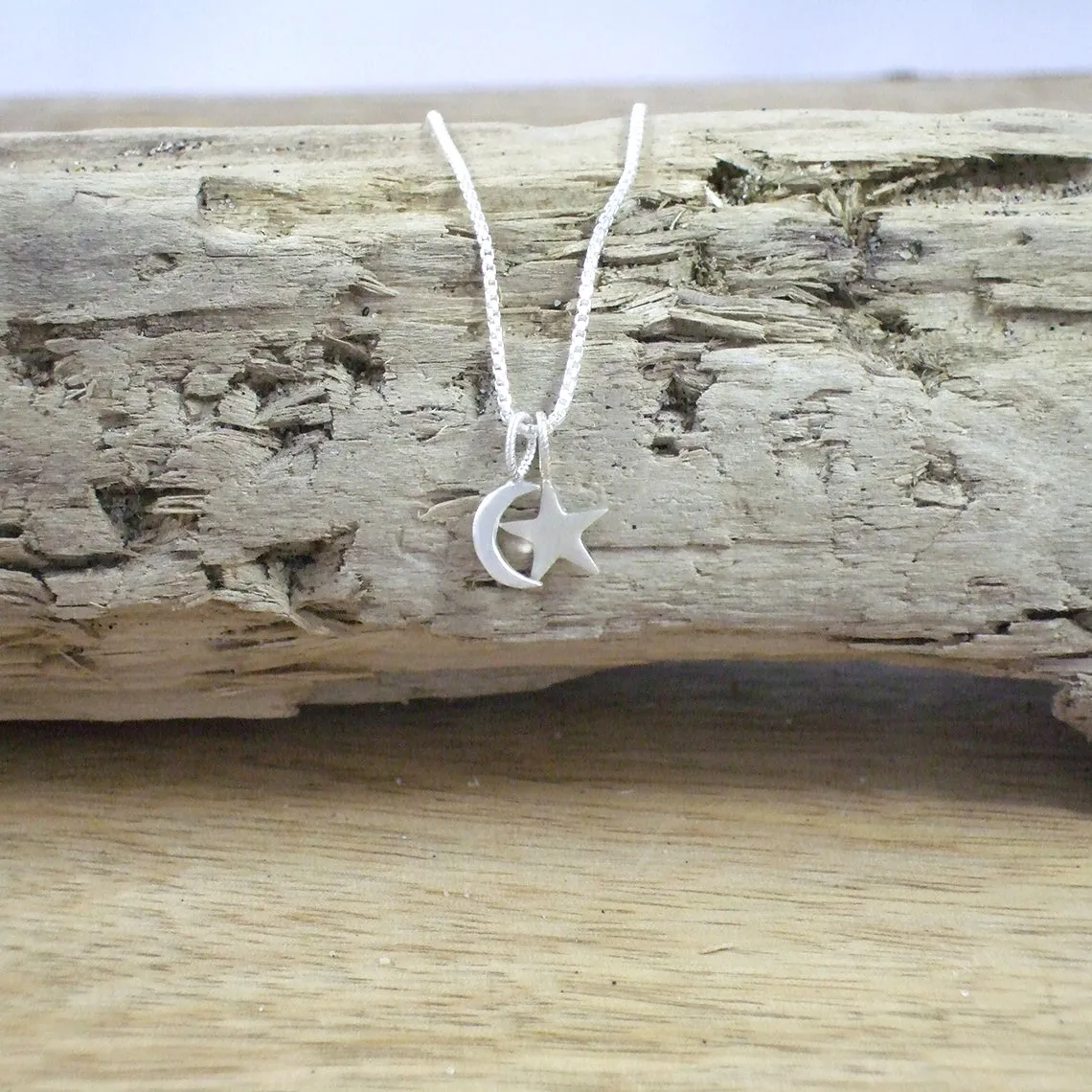 Pequeño Star Pendant with Chain