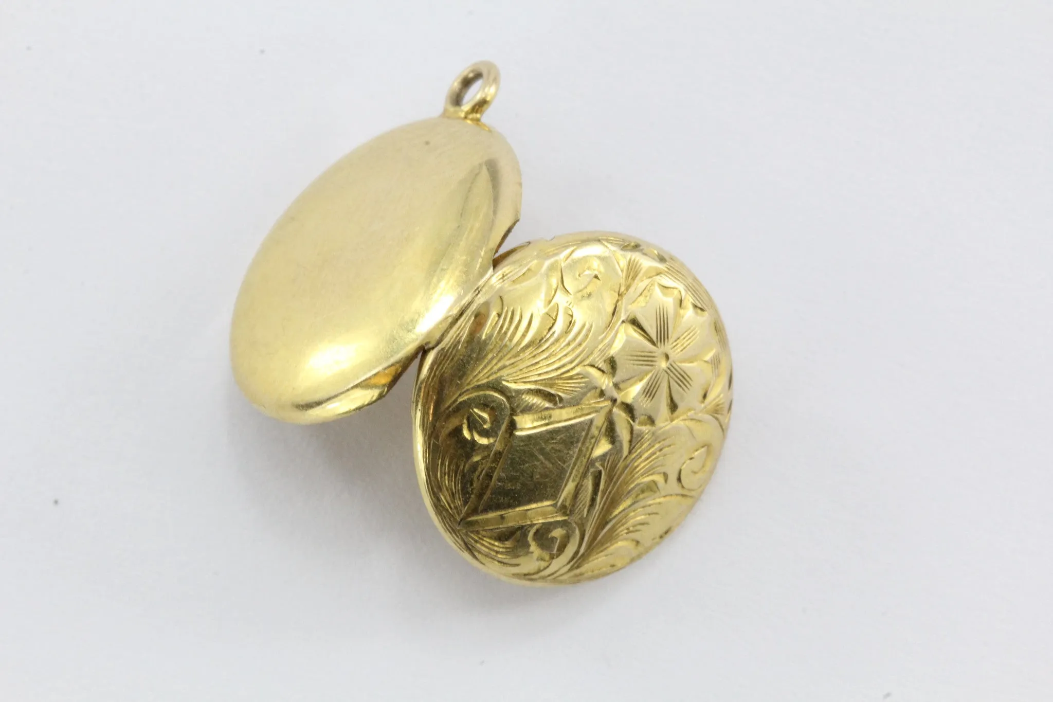 Vintage 10K Gold Art Nouveau Small Round Locket Pendant / Charm