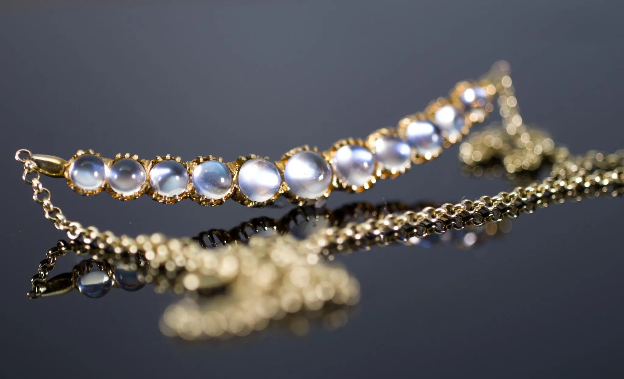 VINTAGE YELLOW GOLD MOONSTONE NECKLACE