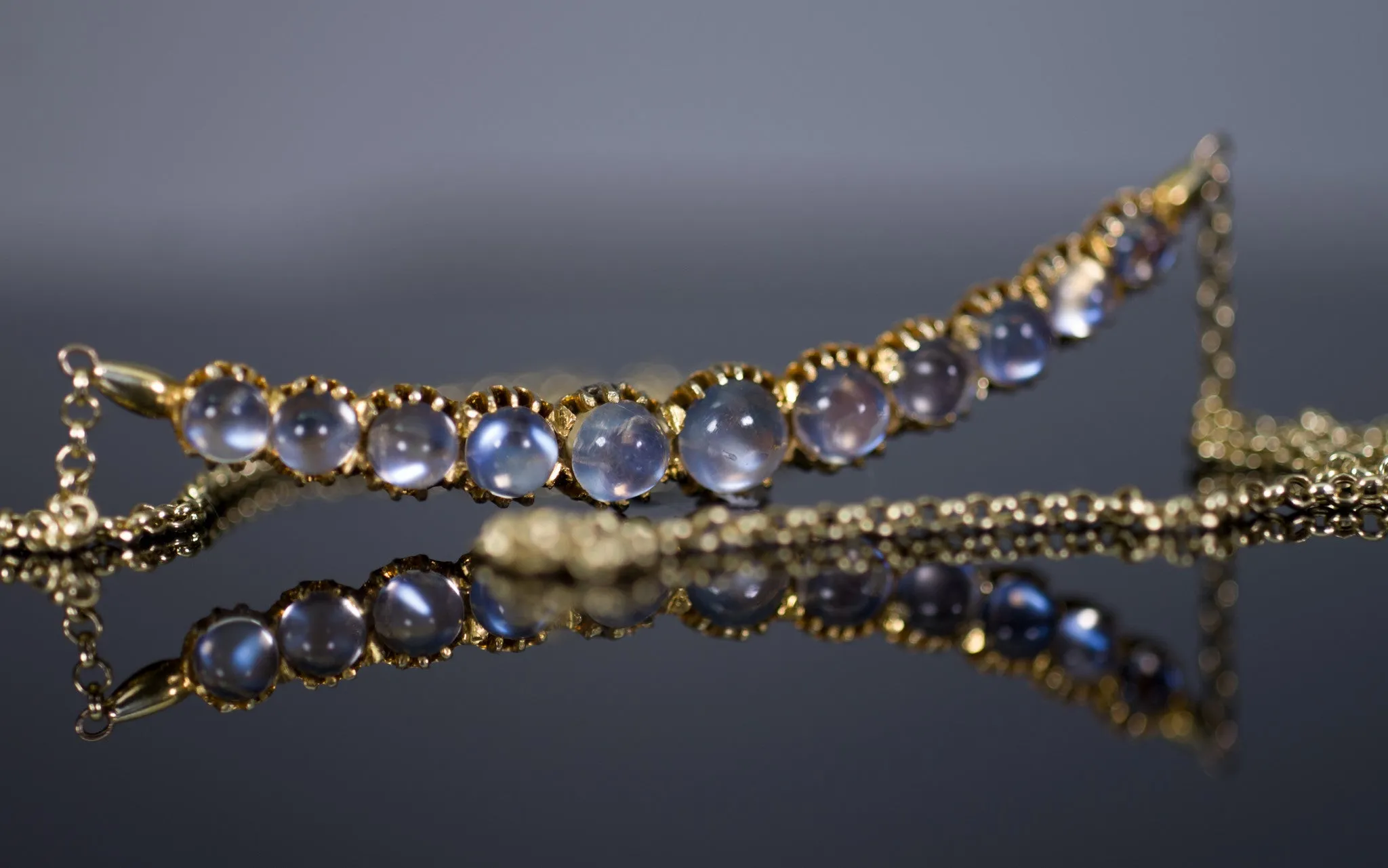 VINTAGE YELLOW GOLD MOONSTONE NECKLACE