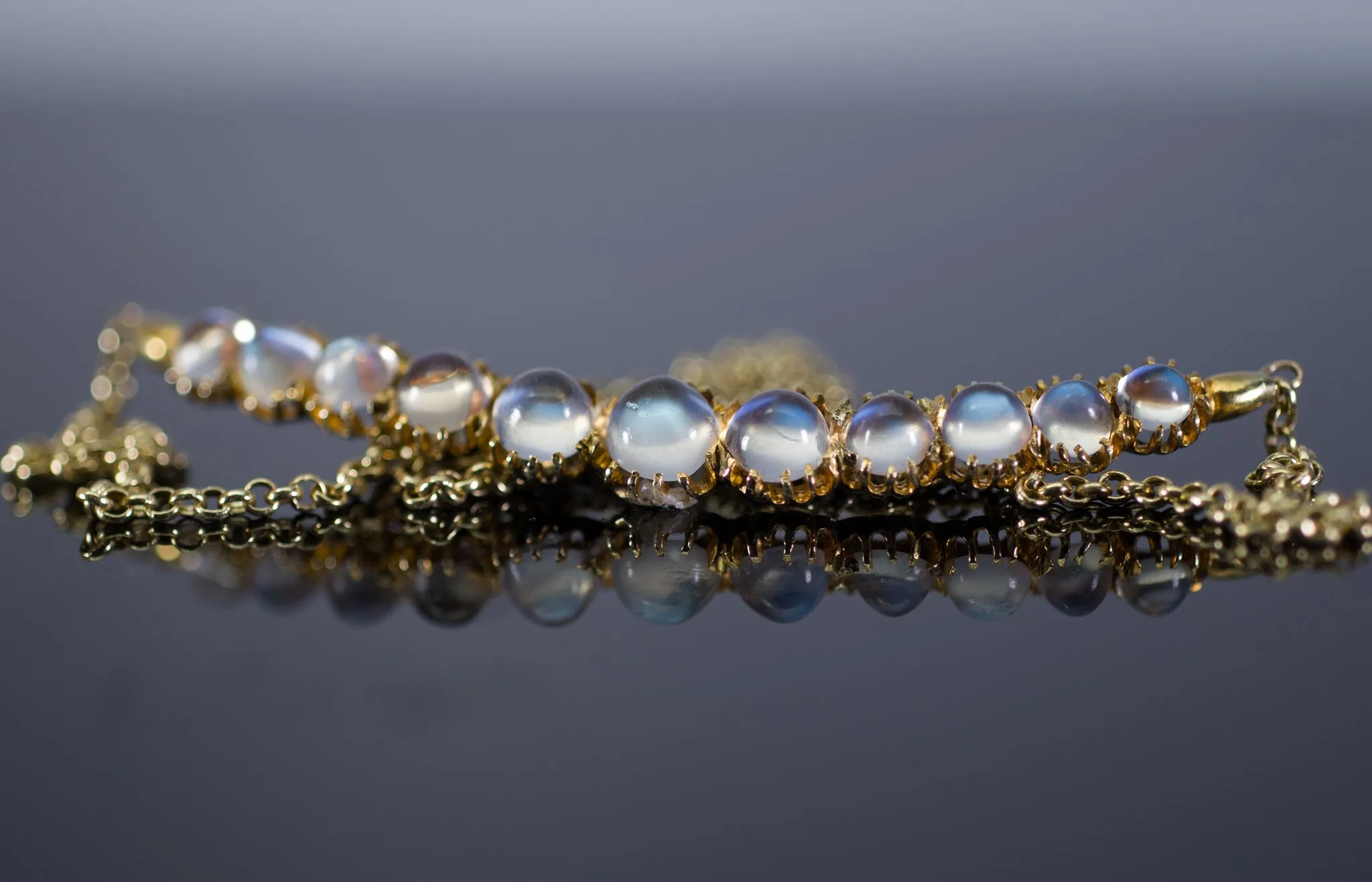 VINTAGE YELLOW GOLD MOONSTONE NECKLACE