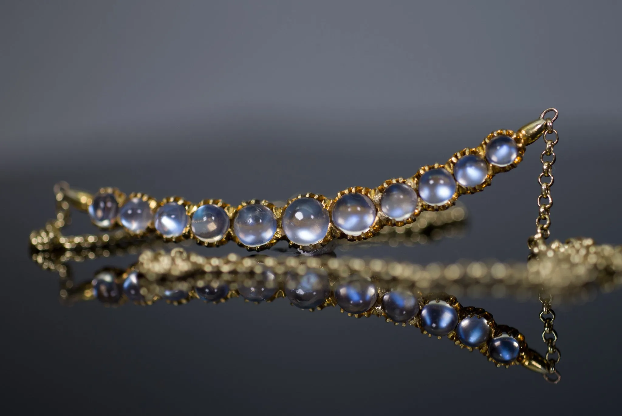 VINTAGE YELLOW GOLD MOONSTONE NECKLACE